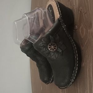 Soft spots pillow top technology. Slip on black leather shoes size 8.5W